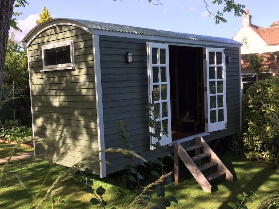 The Nutbourne Hut - Shepherd's Hut - Pint-sized Luxury Chalet Hambrook