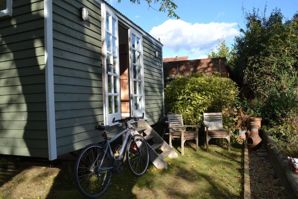 The Nutbourne Hut - Shepherd's Hut - Pint-sized Luxury * Hambrook