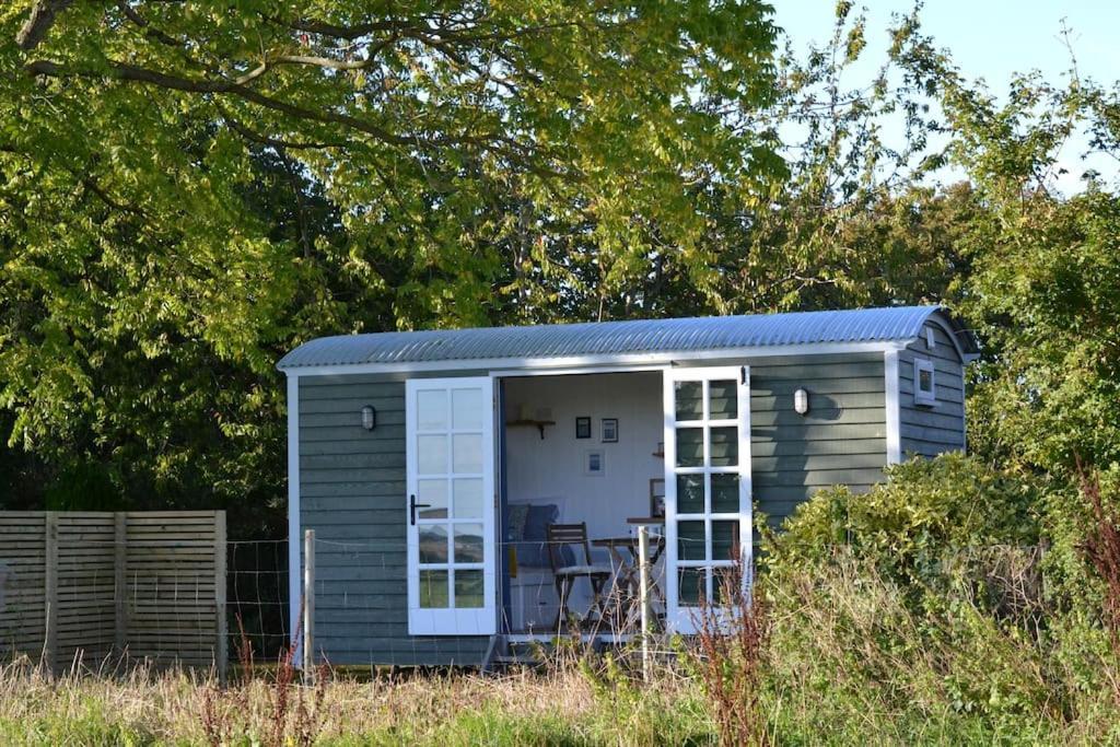 The Nutbourne Hut - Shepherd's Hut - Pint-sized Luxury